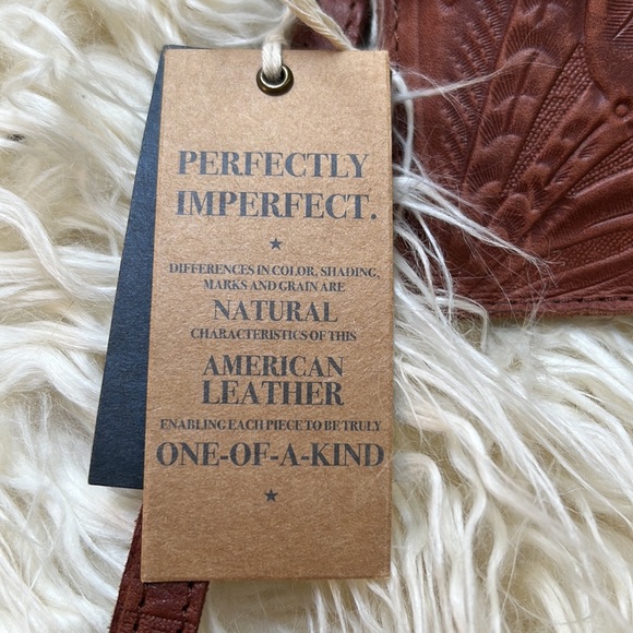 Leather hand pouch with battery charger for your phone case - Picture 4 of 4